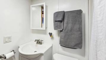 SĂšche-cheveux, serviettes fournies