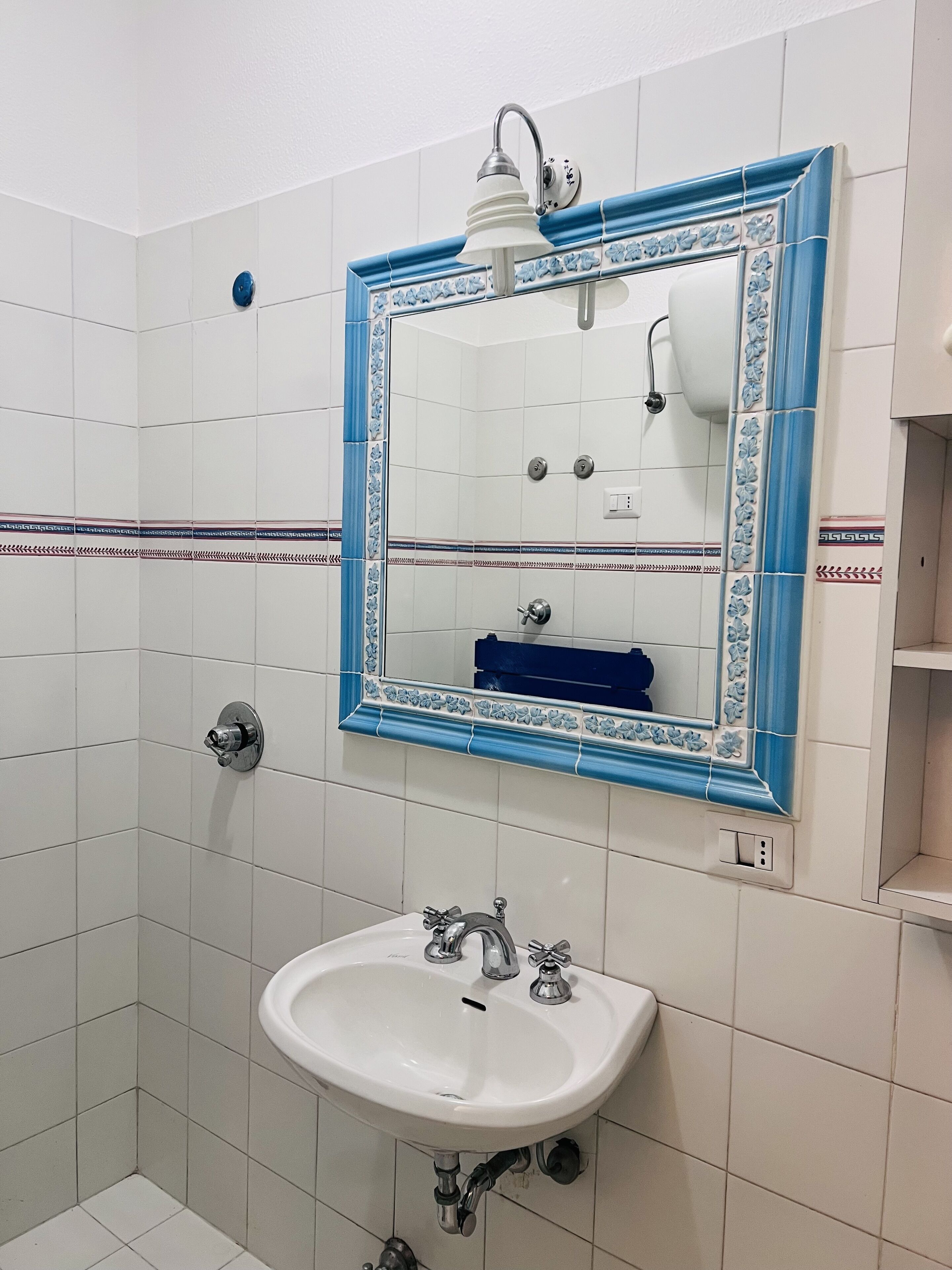 Douche, sèche-cheveux, bidet, serviettes fournies