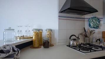 Microonde, forno, piano cottura, lavastoviglie