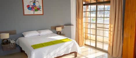 Chambre familiale, balcon, vue partielle sur la mer | Literie de qualité, accès au Wi-Fi (inclus), literie fournie