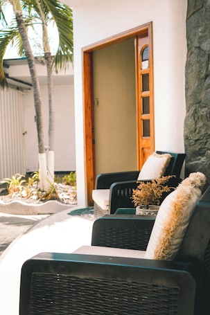 Exterior. Hotel Madrigal Manta Beach
