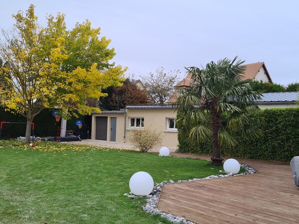 Property grounds - Au'thie for two (Authie)