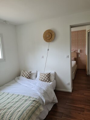1 bedroom, travel cot, free WiFi, bed sheets