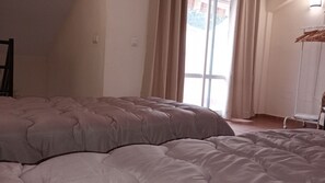 3 makuuhuonetta, silitysrauta/-lauta, vuodevaatteet