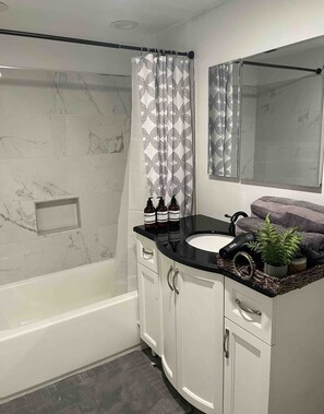 Shower, hair dryer, towels, soap - Trendy Unit-15mins to downtown! (Chicago)