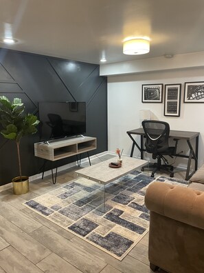 Smart TV - Trendy Unit-15mins to downtown! (Chicago)