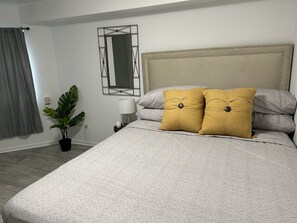 1 bedroom, iron/ironing board, free WiFi, bed sheets - Trendy Unit-15mins to downtown! (Chicago)