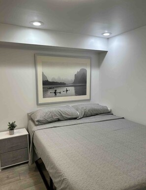 1 bedroom, iron/ironing board, free WiFi, bed sheets - Trendy Unit-15mins to downtown! (Chicago)
