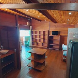 Exclusive Apartment, Sea View, Beachfront | Living area | 32-inch Smart TV with cable channels - Hotel Monkey Beach Agroturismo - Gamboa do Morro (Cairu)