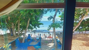 Vista de una playa con un parque infantil y una sombrilla.