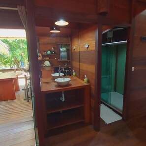 Departamento exclusivo, vista al mar, frente al mar | Baño | Regadera y toallas 