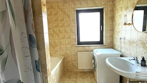 Douche, sèche-cheveux, serviettes fournies, savon