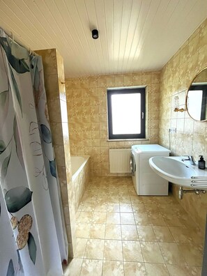 Douche, sèche-cheveux, serviettes fournies, savon