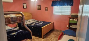4 bedrooms, iron/ironing board, WiFi, bed sheets