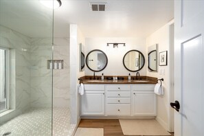 Douche, sèche-cheveux, bidet, serviettes fournies
