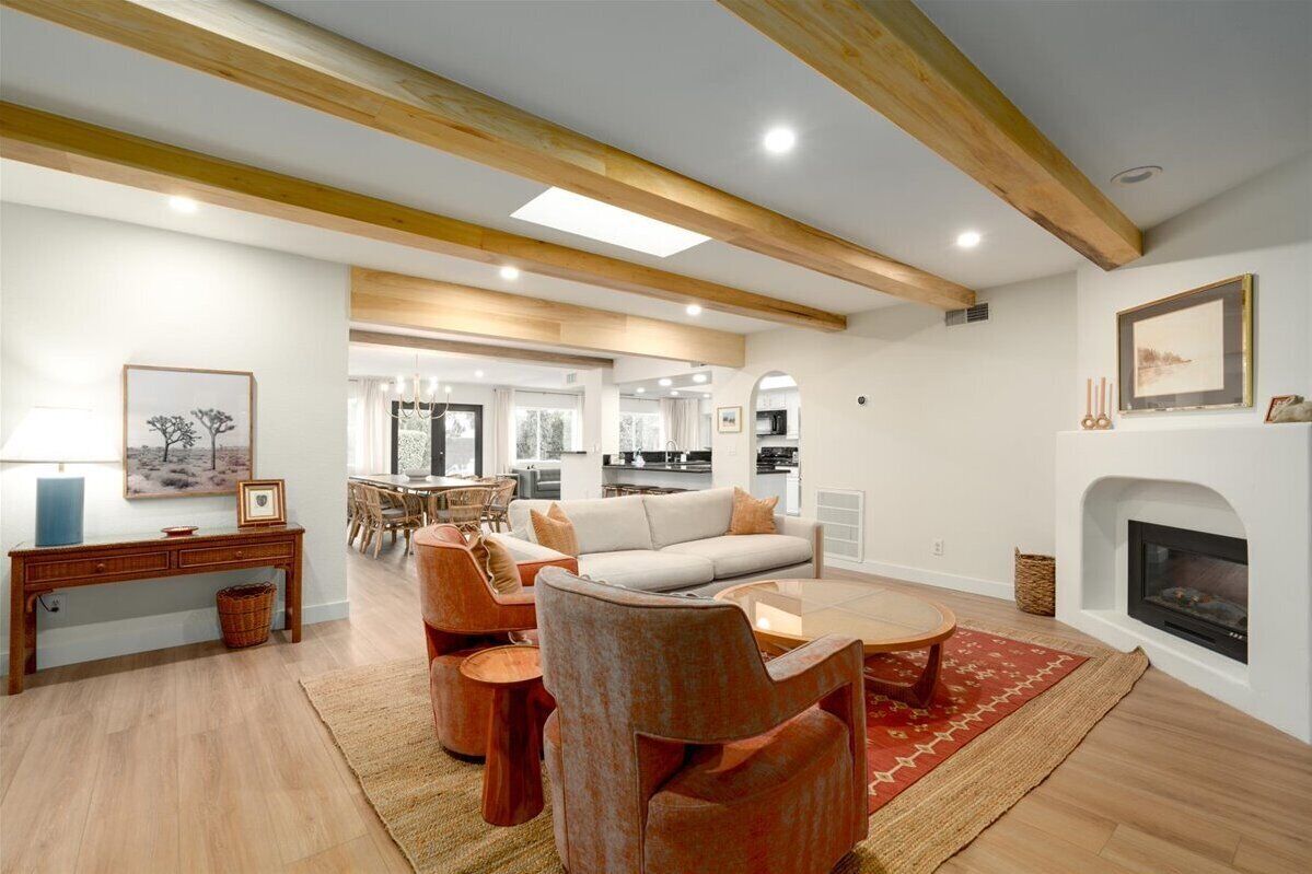 Smart TV, fireplace