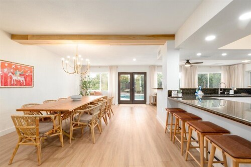 Windrose Retreat + Heated Pool, Casita, Sleeps 22!