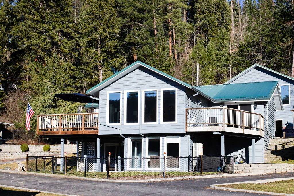 Beach front home with boat slip and all the comforts of home on Kidd island bay!