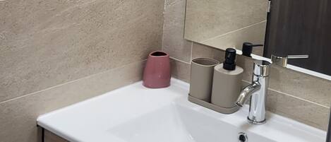 Een douche, handdoeken, toiletpapier