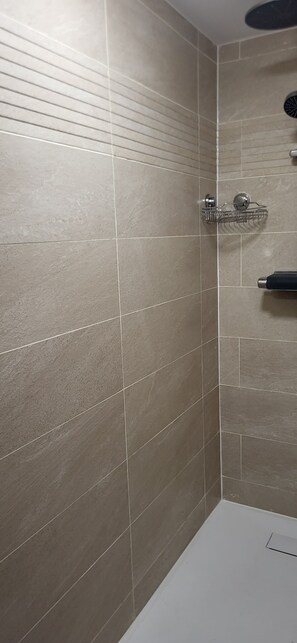 Dusche, Handtücher, Toilettenpapier