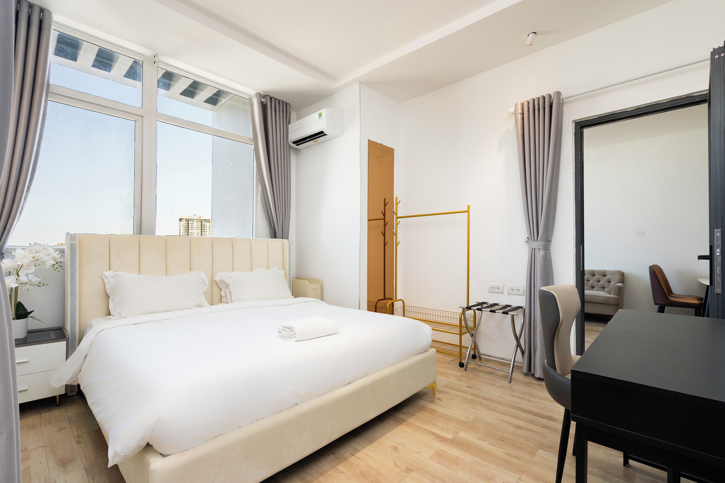 Une chambre d’hôtel moderne dotée d’un grand lit, d’une table à manger et d’un coin salon.