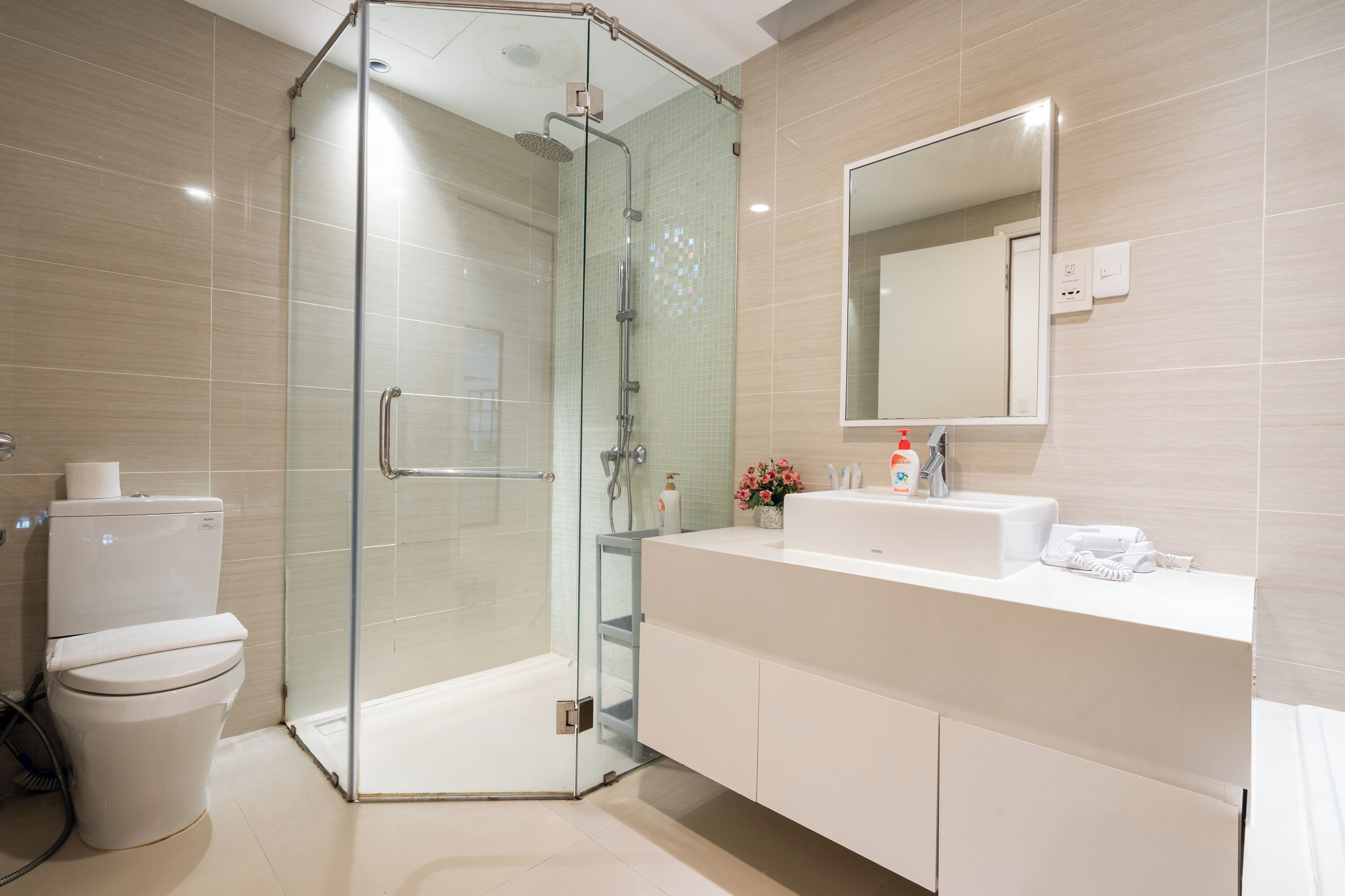 Deluxe Apartment, 1 King Bed, Kitchen, City View | Bathroom