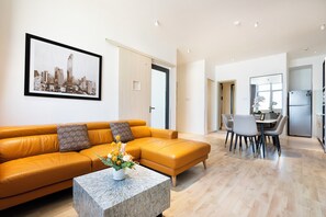 Appartement Deluxe, 3 chambres, cuisine, vue ville | Coin séjour | Télévision LED de 42 pouces avec chaînes par câble, Netflix