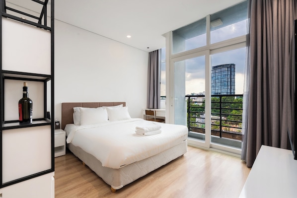 Deluxe Apartment, 1 King Bed, Kitchen, City View | Egyptian cotton sheets, premium bedding, down comforters