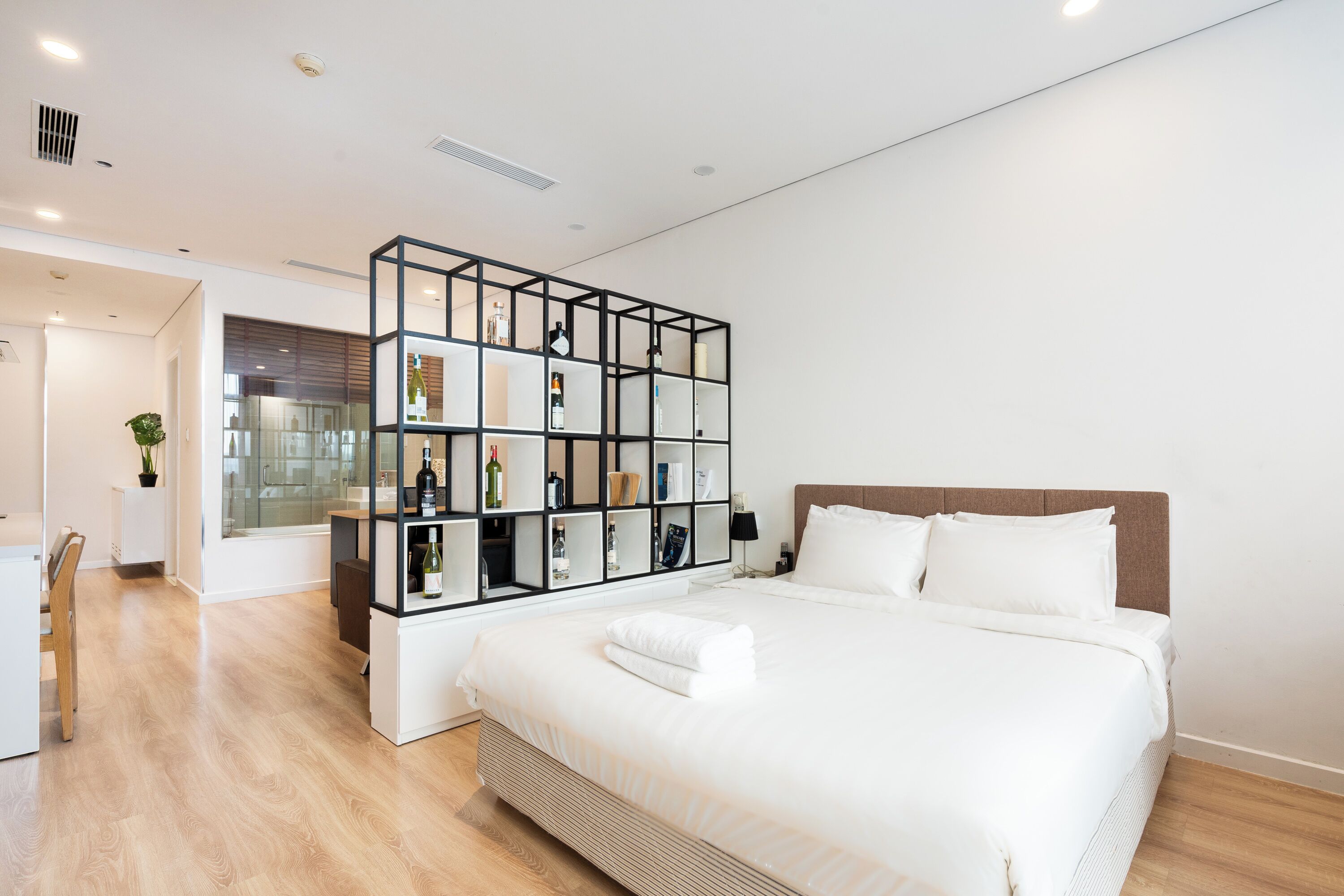 Apartamento luxo, 1 cama King, cozinha, vista para a cidade | Roupas de cama de algodão egípcio, roupas de cama premium