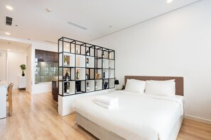 Appartement Deluxe, 1 très grand lit, cuisine, vue ville | Draps en coton égyptien, literie de qualité supérieure