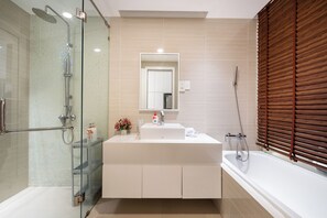 Departamento Deluxe, 1 cama King size, cocina, vista a la ciudad | Baño | Regadera con hidromasaje y amenidades de baño de diseñador 