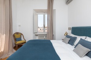 2 soverom, skrivebord, strykejern/-brett og reiseseng for barn