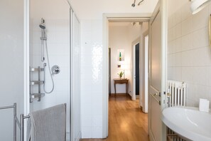 Dusj, hårføner, bidé og håndklær