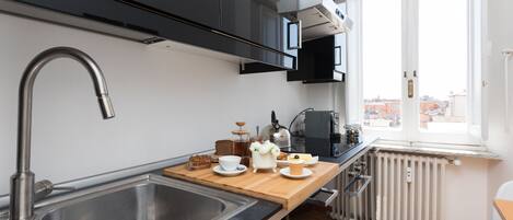 Een koelkast, een oven, een kookplaat, een vaatwasser