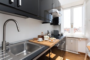 Fridge, oven, stovetop, dishwasher