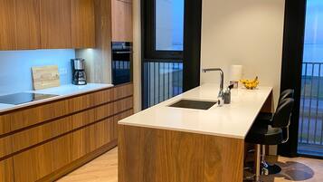 Frigorífico, microondas, horno y placa de cocina
