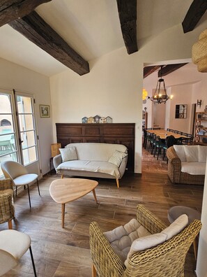 TV, fireplace - Magnifique Mas au Cœur du Parc National des Calanques Pour 19 Personnes (La Ciotat)