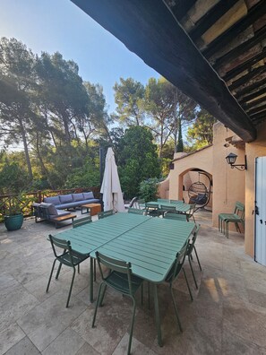 Outdoor dining - Magnifique Mas au Cœur du Parc National des Calanques Pour 19 Personnes (La Ciotat)