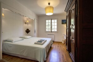9 Schlafzimmer, Schreibtisch, Bügeleisen/Bügelbrett, Reisekinderbett