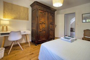 9 bedrooms, desk, iron/ironing board, travel cot