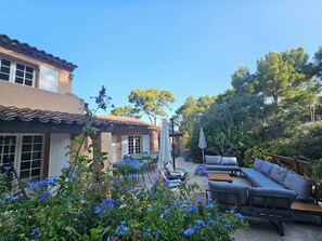 Outdoor dining - Magnifique Mas au Cœur du Parc National des Calanques Pour 19 Personnes (La Ciotat)