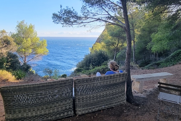 Coach of the top of the garden with an indredible seaview