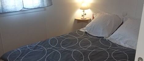 2 chambres, fer et planche à repasser, draps fournis