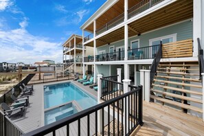 Utomhuspool och uppvärmd pool