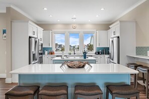 Kylskåp, mikrovågsugn, ugn och spishäll