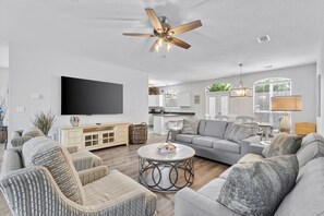 Smart TV - Luxury Beach House ★ Walk to Beach ★ Steps to Pool ★ Private Beach Pavilion (Miramar Beach)