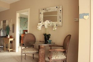 Dining - Charming Guest House with Beautiful Mountain View & Spa....Pet Friendly (De Winton)