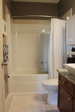 Haartrockner, Handtücher, Seife, Shampoo