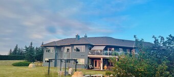 Charming Guest House with Beautiful Mountain View & Spa....Pet Friendly