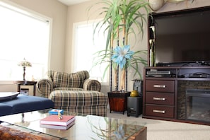 Smart TV, fireplace, DVD player, books - Charming Guest House with Beautiful Mountain View & Spa....Pet Friendly (De Winton)
